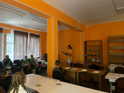 Подростки помогают тренерам