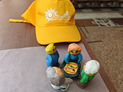 Семья играет в "Монополию"