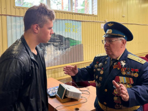 В ДОЛ «Зелёный огонек» ветеран войны провёл интересную встречу с детьми!