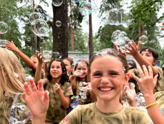 "Волшебство в "Зелёном Огоньке": Лагерь заполнился радужными мыльными пузырями! 