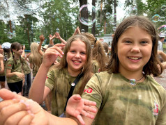 "Волшебство в "Зелёном Огоньке": Лагерь заполнился радужными мыльными пузырями! 