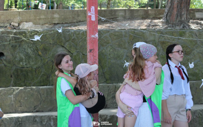 Подростки-наставники из Тин-лиги: как старшие ребята меняют жизнь лагеря.