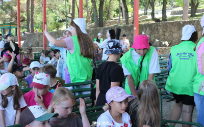 Подростки-наставники из Тин-лиги: как старшие ребята меняют жизнь лагеря.