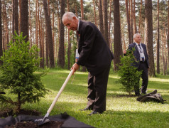 Живая память поколений: в Заслоновграде открыли стелу и аллею славы